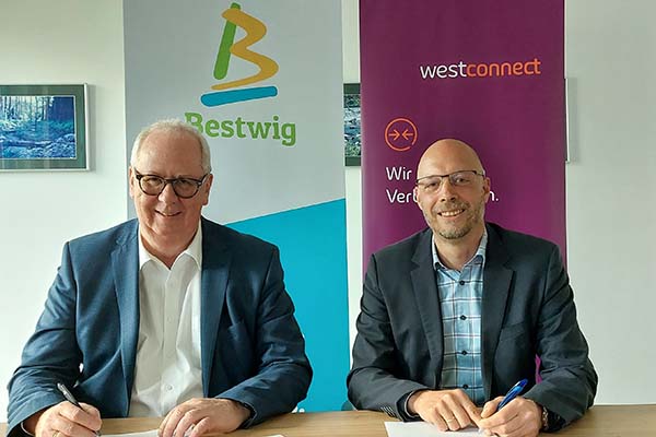 Bürgermeister Ralf Peus und Heiko Grebe, Regionalmanager von Westconnect, beim Unterzeichnen der Kooperationsvereinbarung im Mai 2022