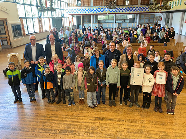 Die Wilhelmine-Lübke-Schule freut sich gemeinsam mit den Gästen über die Auszeichnung zur Naturpark-Schule